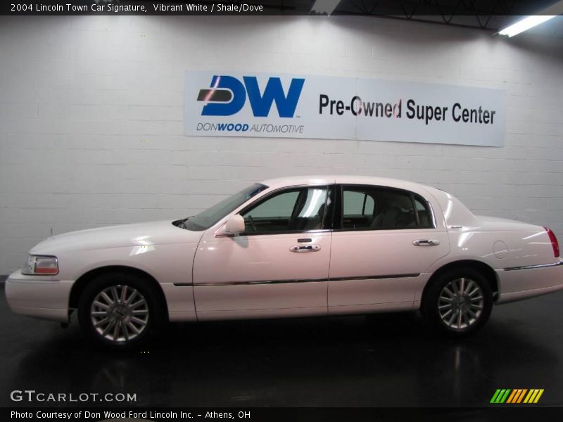 Vibrant White / Shale/Dove 2004 Lincoln Town Car Signature