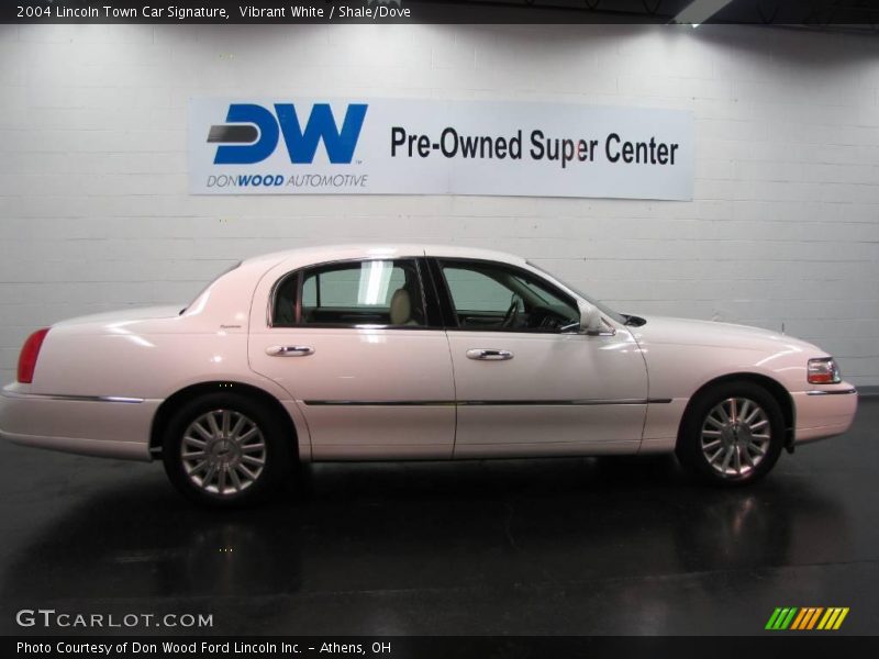Vibrant White / Shale/Dove 2004 Lincoln Town Car Signature