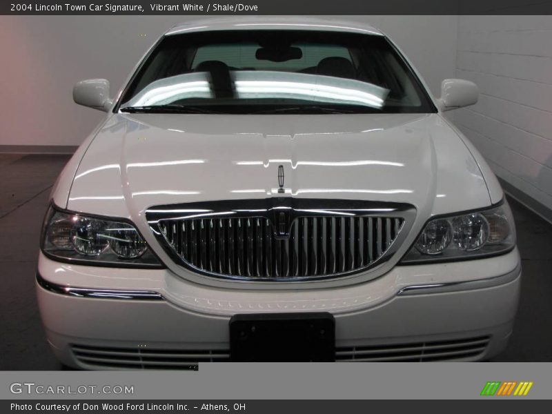 Vibrant White / Shale/Dove 2004 Lincoln Town Car Signature