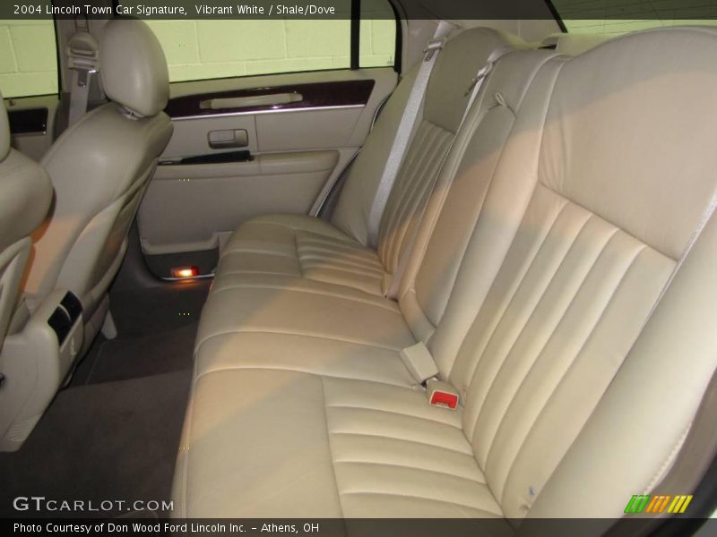 Vibrant White / Shale/Dove 2004 Lincoln Town Car Signature