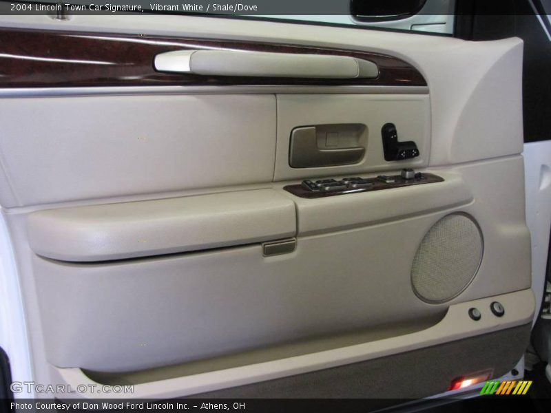 Vibrant White / Shale/Dove 2004 Lincoln Town Car Signature
