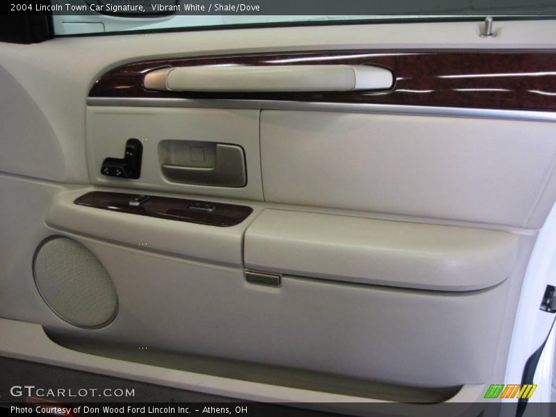 Vibrant White / Shale/Dove 2004 Lincoln Town Car Signature