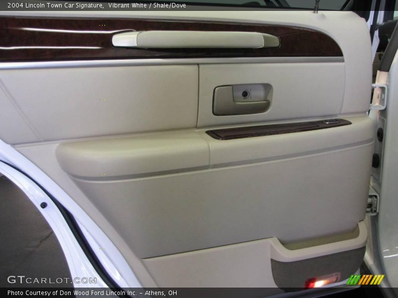 Vibrant White / Shale/Dove 2004 Lincoln Town Car Signature