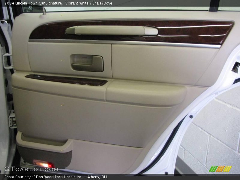 Vibrant White / Shale/Dove 2004 Lincoln Town Car Signature