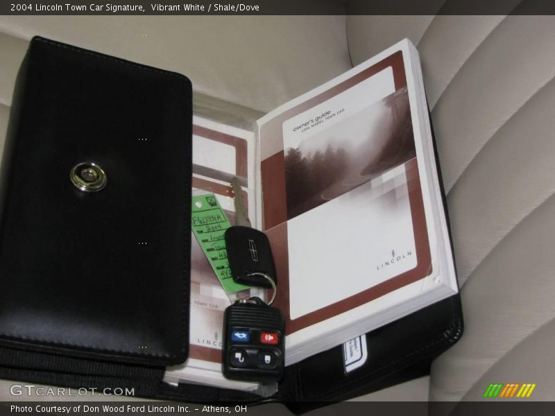 Vibrant White / Shale/Dove 2004 Lincoln Town Car Signature