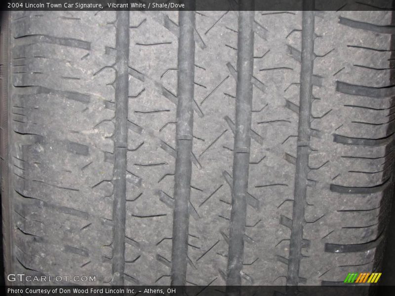 Vibrant White / Shale/Dove 2004 Lincoln Town Car Signature