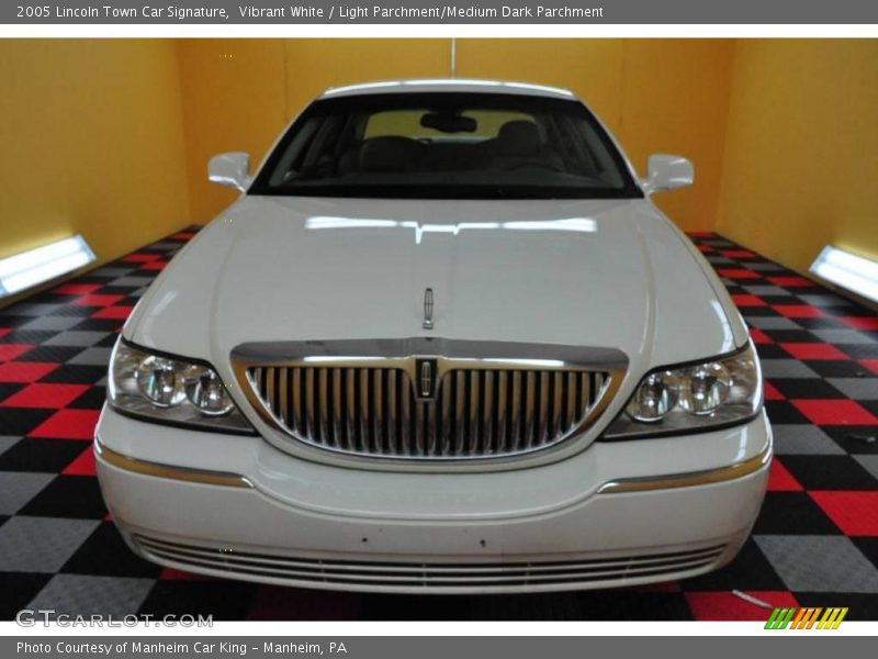 Vibrant White / Light Parchment/Medium Dark Parchment 2005 Lincoln Town Car Signature