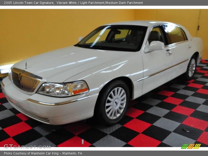 Vibrant White / Light Parchment/Medium Dark Parchment 2005 Lincoln Town Car Signature