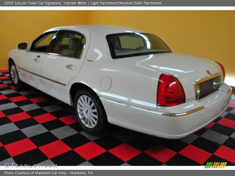 Vibrant White / Light Parchment/Medium Dark Parchment 2005 Lincoln Town Car Signature