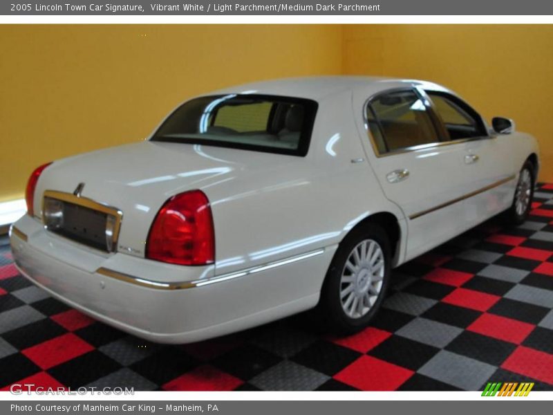 Vibrant White / Light Parchment/Medium Dark Parchment 2005 Lincoln Town Car Signature