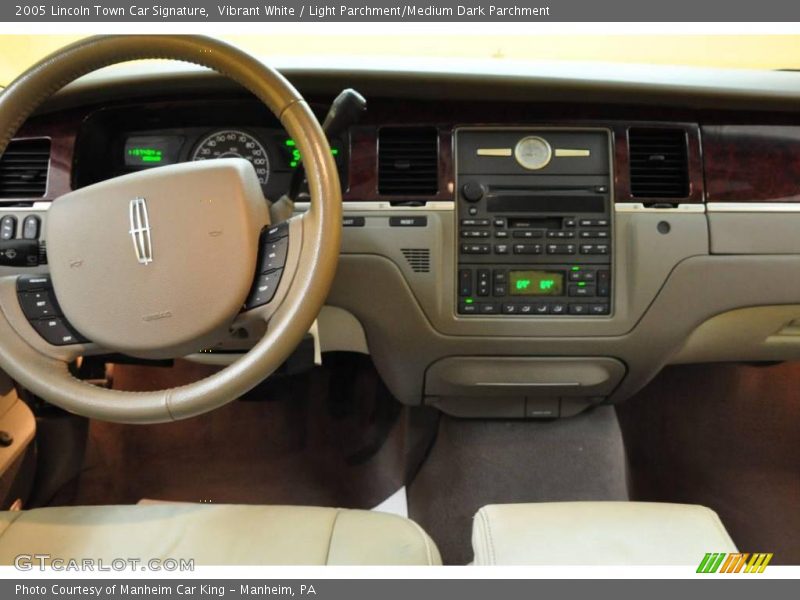 Vibrant White / Light Parchment/Medium Dark Parchment 2005 Lincoln Town Car Signature