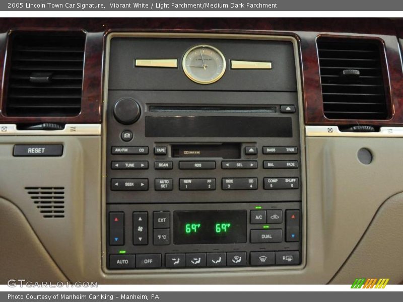 Vibrant White / Light Parchment/Medium Dark Parchment 2005 Lincoln Town Car Signature