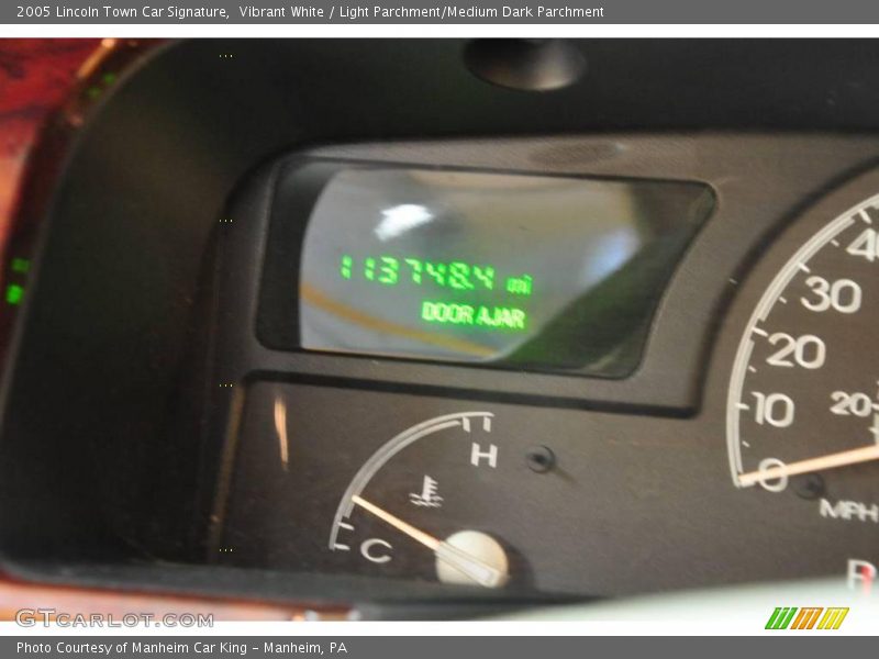 Vibrant White / Light Parchment/Medium Dark Parchment 2005 Lincoln Town Car Signature