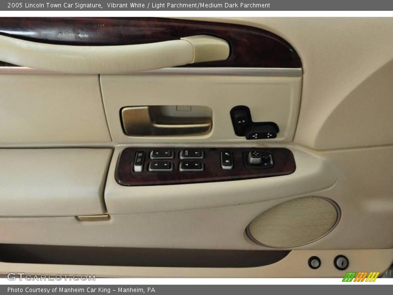 Vibrant White / Light Parchment/Medium Dark Parchment 2005 Lincoln Town Car Signature