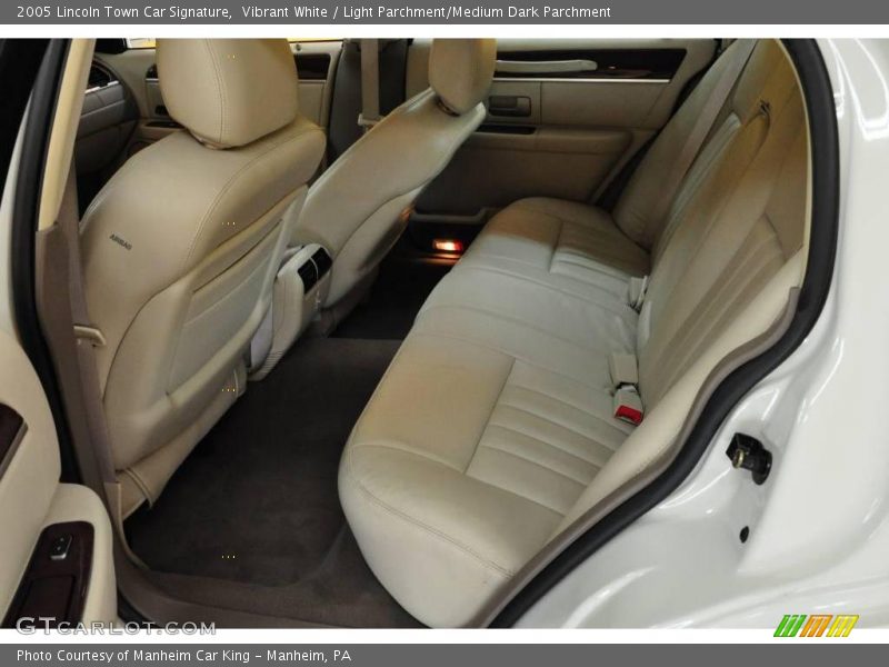 Vibrant White / Light Parchment/Medium Dark Parchment 2005 Lincoln Town Car Signature