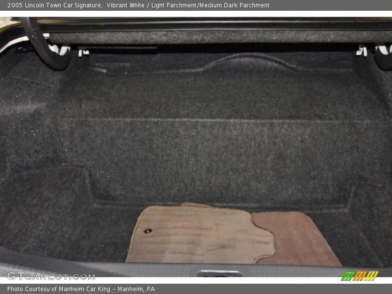 Vibrant White / Light Parchment/Medium Dark Parchment 2005 Lincoln Town Car Signature