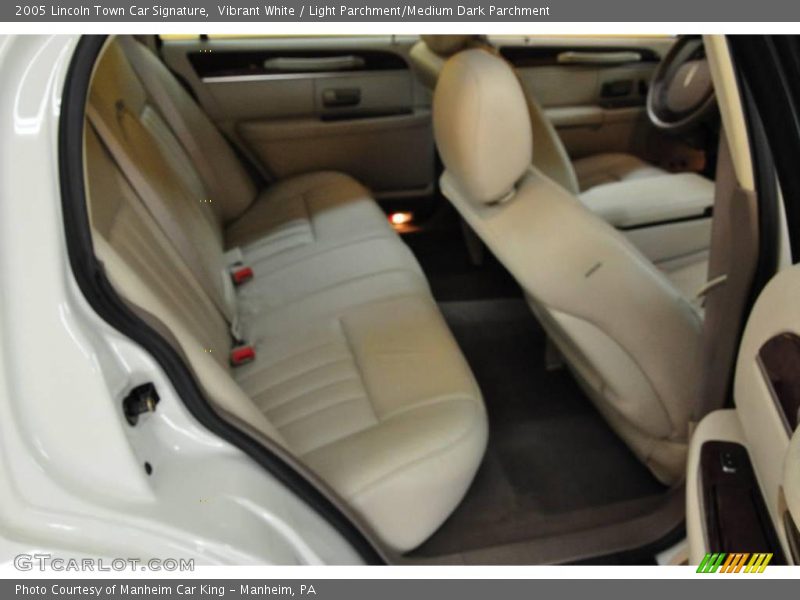 Vibrant White / Light Parchment/Medium Dark Parchment 2005 Lincoln Town Car Signature