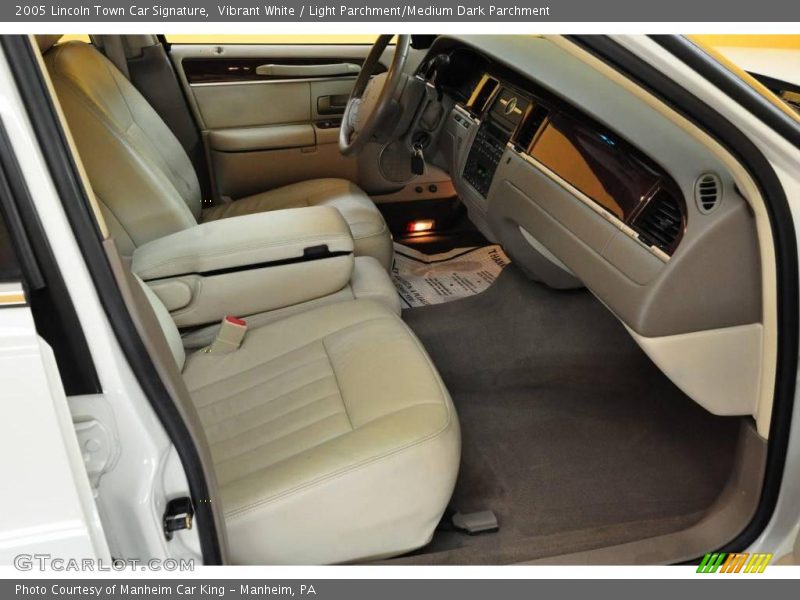 Vibrant White / Light Parchment/Medium Dark Parchment 2005 Lincoln Town Car Signature