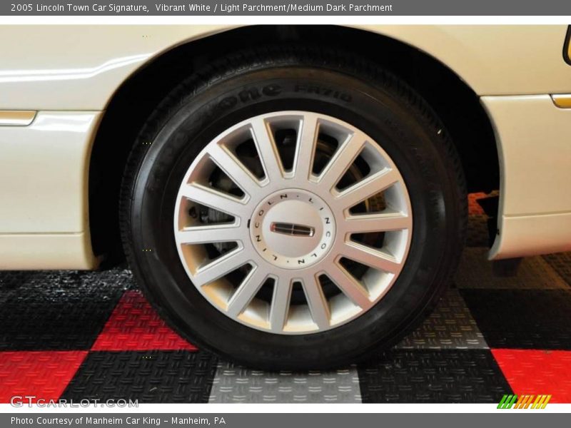 Vibrant White / Light Parchment/Medium Dark Parchment 2005 Lincoln Town Car Signature