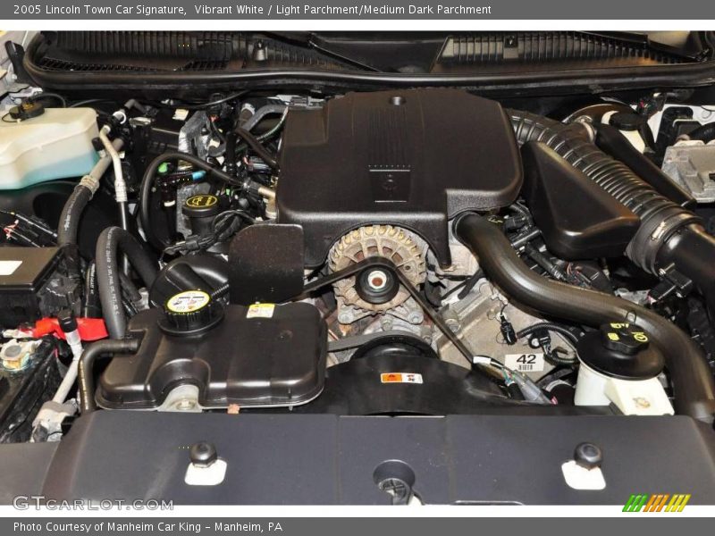 Vibrant White / Light Parchment/Medium Dark Parchment 2005 Lincoln Town Car Signature