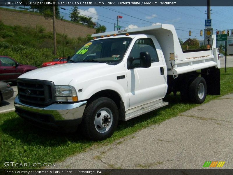 Oxford White / Medium Parchment 2002 Ford F350 Super Duty XL Regular Cab Chassis Dump Truck