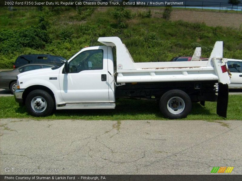 Oxford White / Medium Parchment 2002 Ford F350 Super Duty XL Regular Cab Chassis Dump Truck