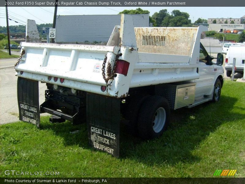 Oxford White / Medium Parchment 2002 Ford F350 Super Duty XL Regular Cab Chassis Dump Truck