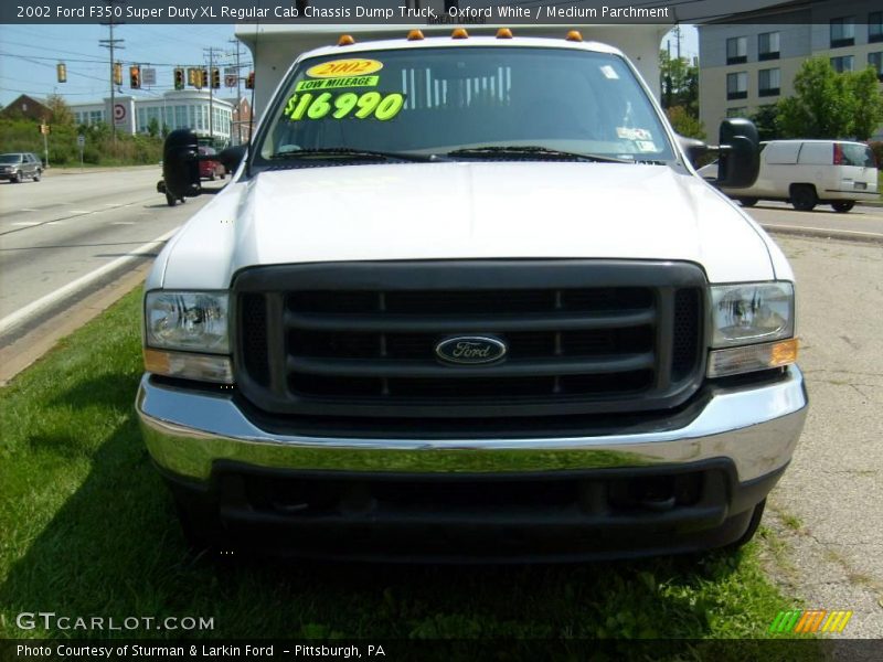 Oxford White / Medium Parchment 2002 Ford F350 Super Duty XL Regular Cab Chassis Dump Truck