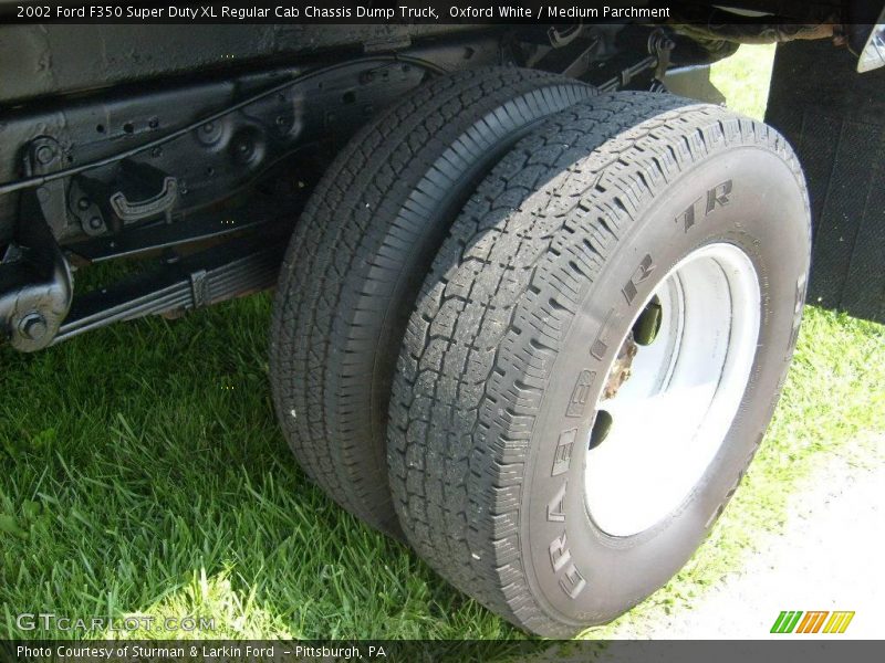 Oxford White / Medium Parchment 2002 Ford F350 Super Duty XL Regular Cab Chassis Dump Truck