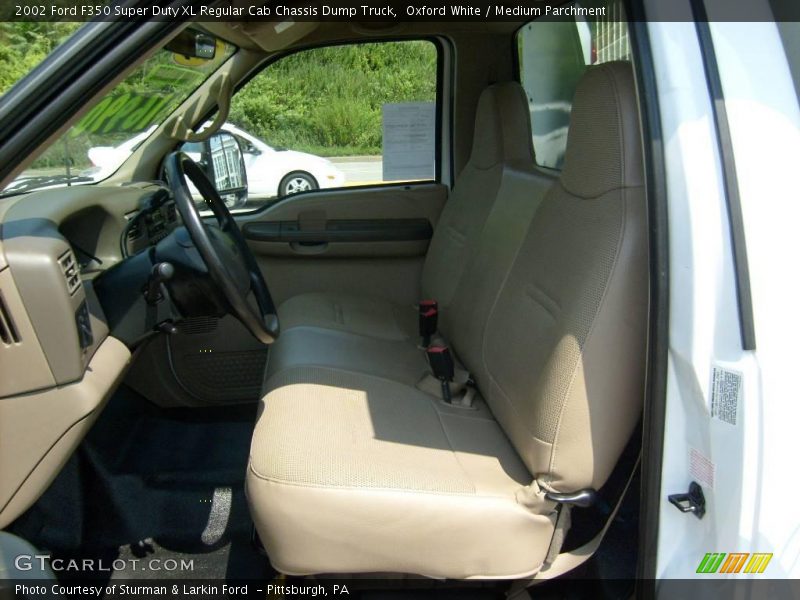 Oxford White / Medium Parchment 2002 Ford F350 Super Duty XL Regular Cab Chassis Dump Truck