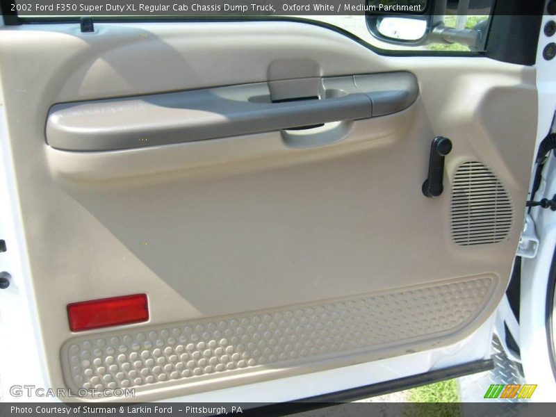 Oxford White / Medium Parchment 2002 Ford F350 Super Duty XL Regular Cab Chassis Dump Truck