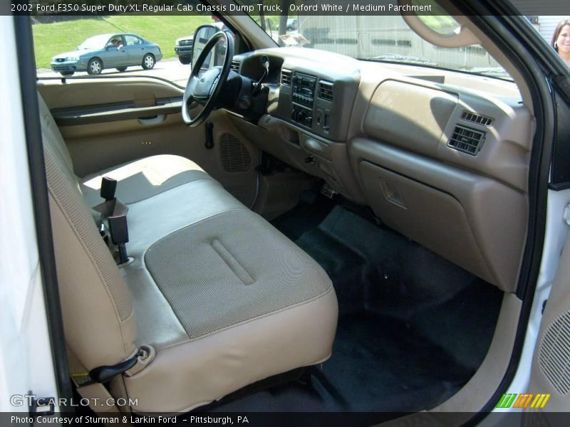 Oxford White / Medium Parchment 2002 Ford F350 Super Duty XL Regular Cab Chassis Dump Truck