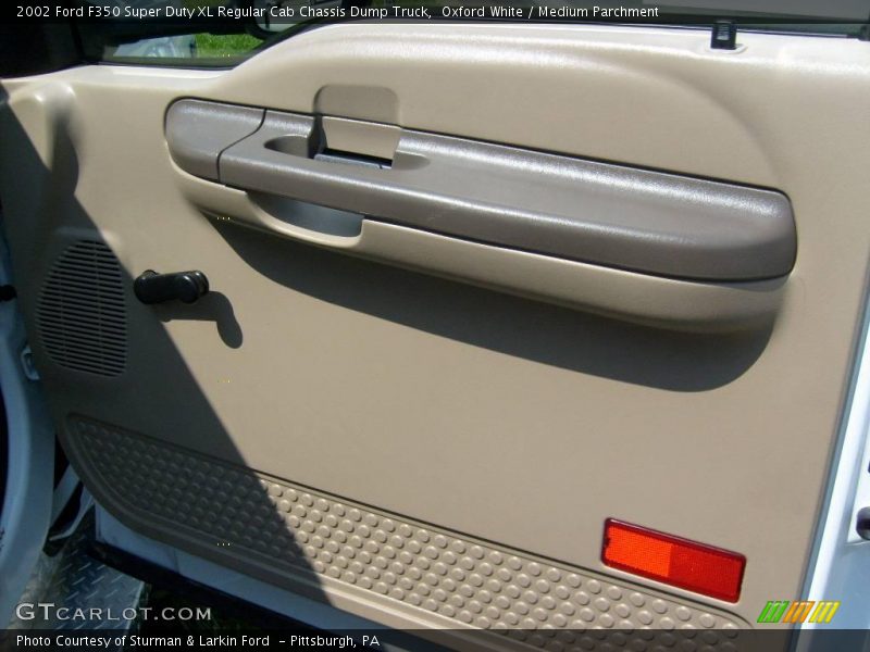 Oxford White / Medium Parchment 2002 Ford F350 Super Duty XL Regular Cab Chassis Dump Truck