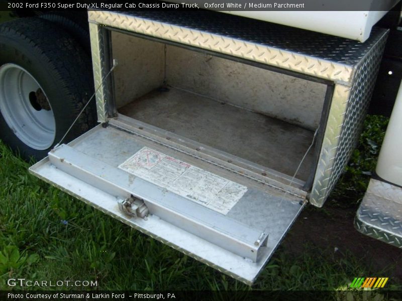 Oxford White / Medium Parchment 2002 Ford F350 Super Duty XL Regular Cab Chassis Dump Truck