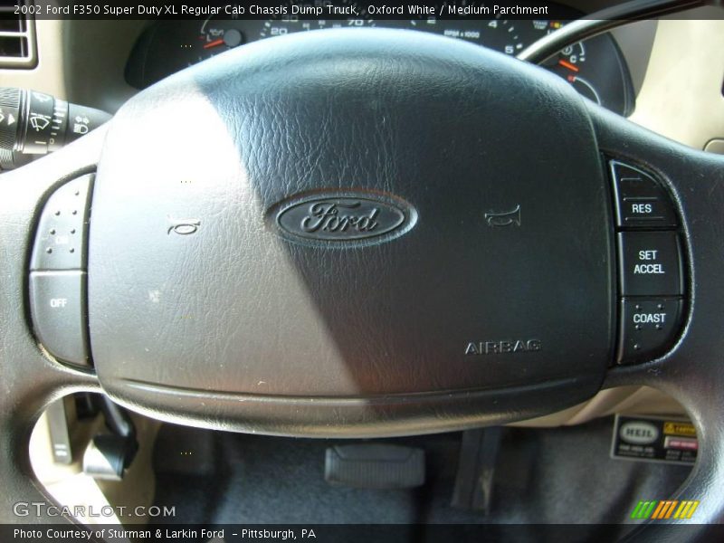 Oxford White / Medium Parchment 2002 Ford F350 Super Duty XL Regular Cab Chassis Dump Truck