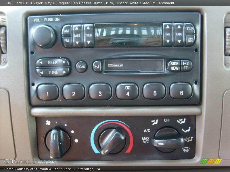 Oxford White / Medium Parchment 2002 Ford F350 Super Duty XL Regular Cab Chassis Dump Truck