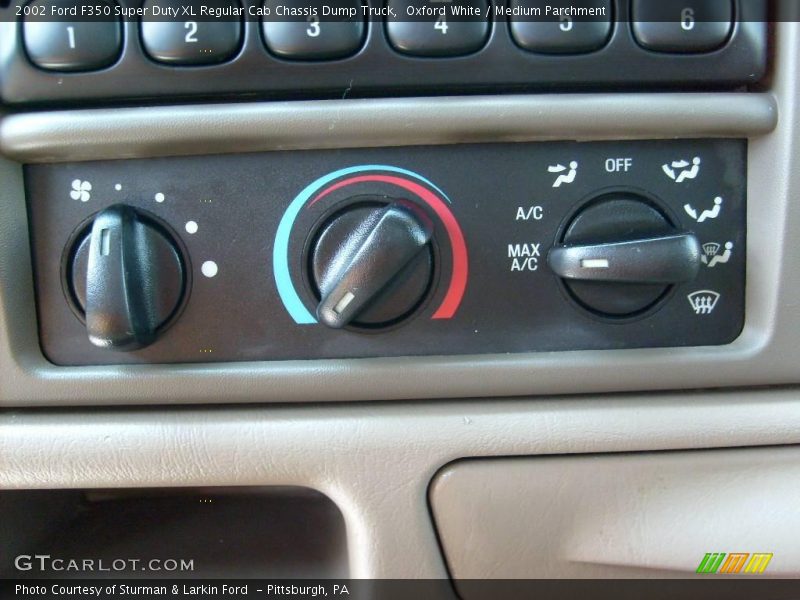 Oxford White / Medium Parchment 2002 Ford F350 Super Duty XL Regular Cab Chassis Dump Truck