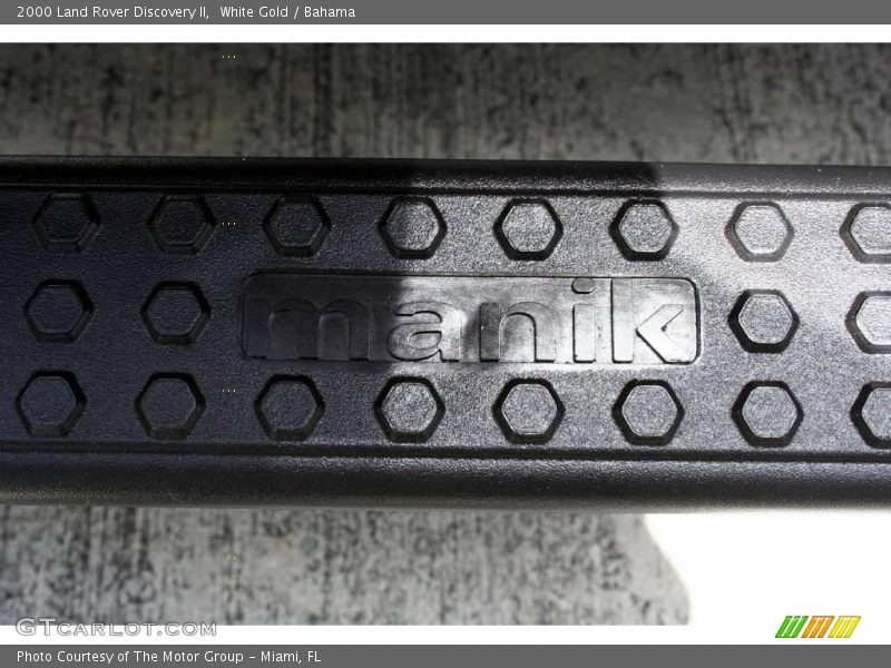 White Gold / Bahama 2000 Land Rover Discovery II