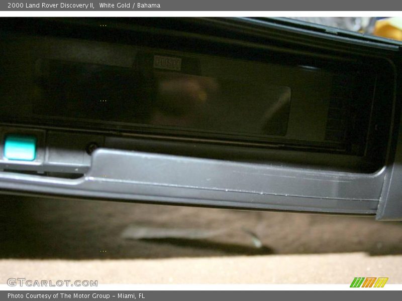 White Gold / Bahama 2000 Land Rover Discovery II