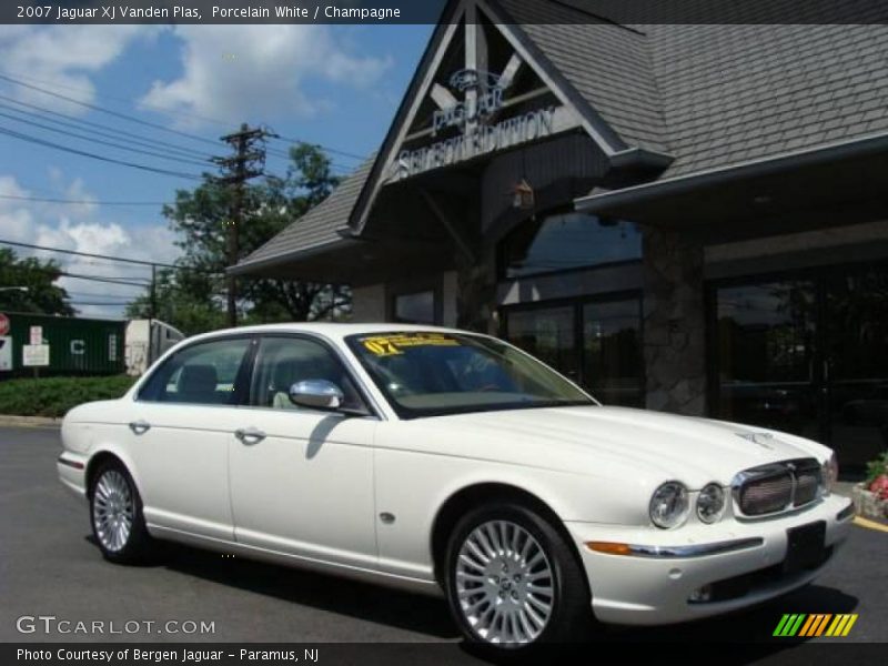 Porcelain White / Champagne 2007 Jaguar XJ Vanden Plas