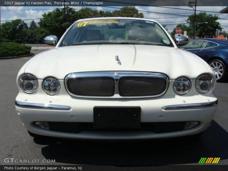 Porcelain White / Champagne 2007 Jaguar XJ Vanden Plas