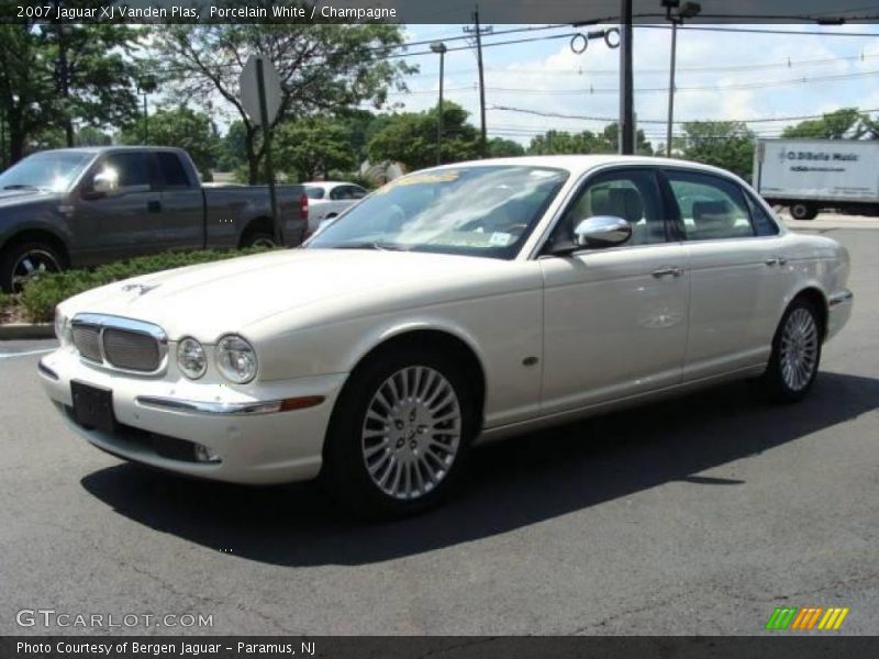 Porcelain White / Champagne 2007 Jaguar XJ Vanden Plas