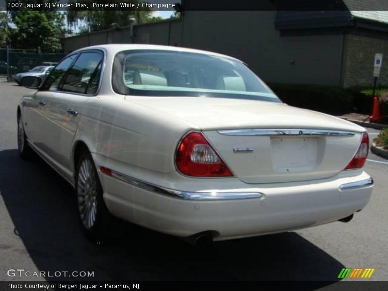 Porcelain White / Champagne 2007 Jaguar XJ Vanden Plas
