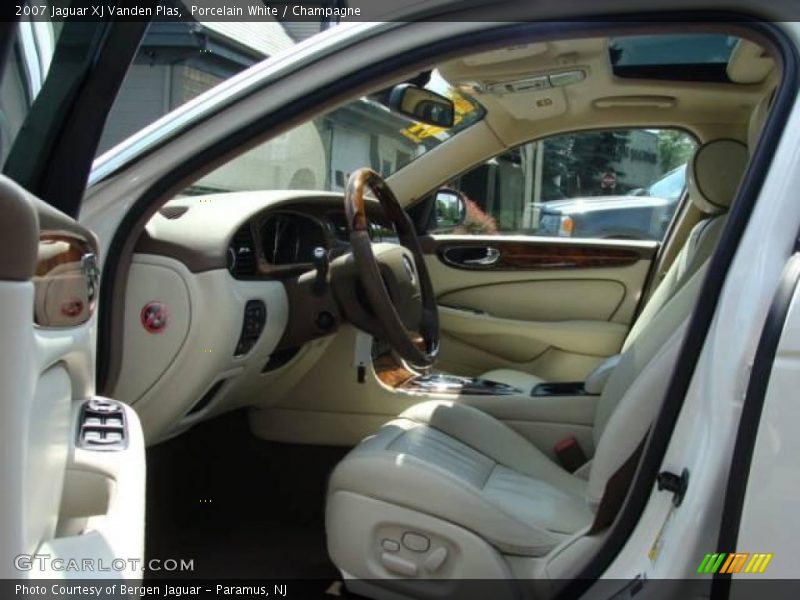 Porcelain White / Champagne 2007 Jaguar XJ Vanden Plas