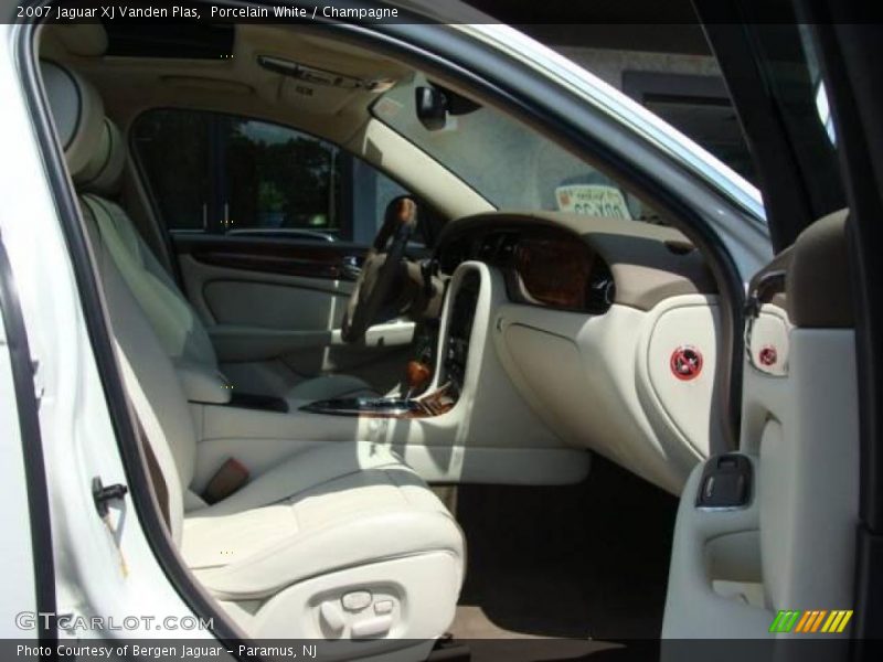 Porcelain White / Champagne 2007 Jaguar XJ Vanden Plas