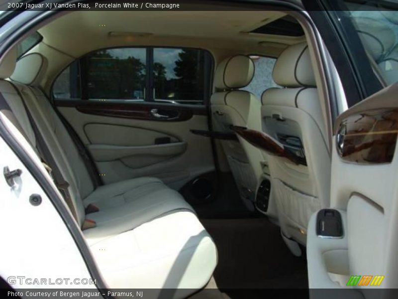 Porcelain White / Champagne 2007 Jaguar XJ Vanden Plas