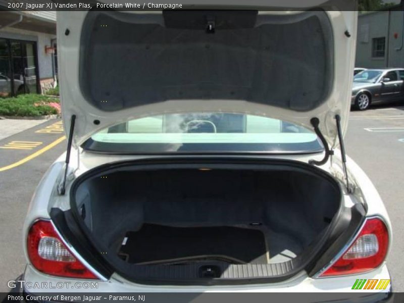 Porcelain White / Champagne 2007 Jaguar XJ Vanden Plas