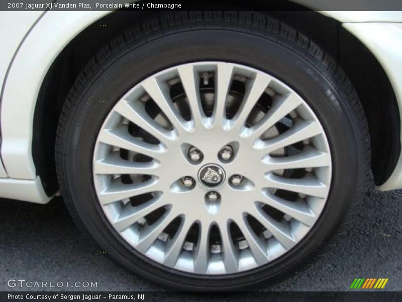 Porcelain White / Champagne 2007 Jaguar XJ Vanden Plas