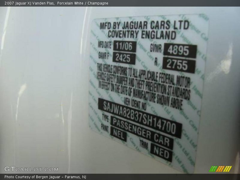 Porcelain White / Champagne 2007 Jaguar XJ Vanden Plas