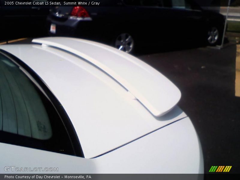 Summit White / Gray 2005 Chevrolet Cobalt LS Sedan